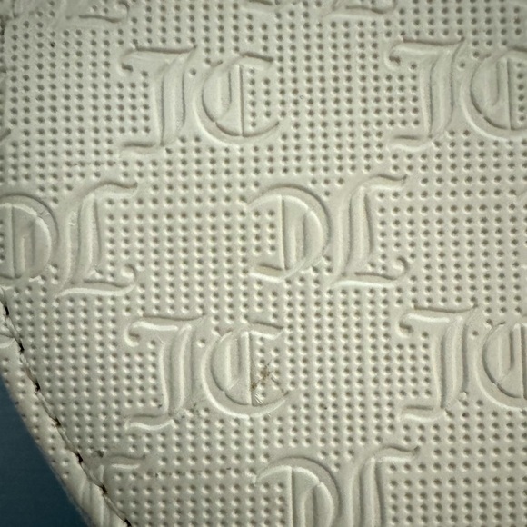 Juicy Couture NWT Angel Simply Perfect Heart zip around wristlet - Picture 4 of 4